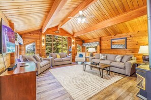 Smart TV, fireplace, foosball, table tennis - Reconnect on the River | Golf @ Suncadia+Uncover a Little Extra This Stay (Cle Elum)