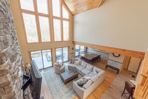 Televisio, takka, DVD-soitin, pöytäjalkapallopöytä