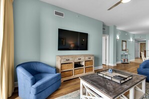 TV connectée, lecteur de DVD, livres
