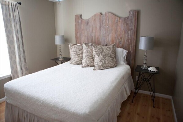 A bedroom with a large bed, two bedside tables, and a headboard. - Gulf Winds Down 3/2 in Grayton, comm.pool, short walk to beach (Santa Rosa Beach)