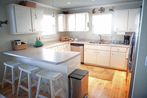 冷蔵庫、電子レンジ、オーブン、コンロ