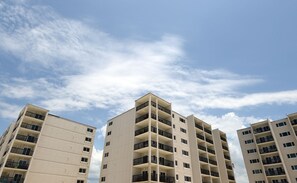 Un edificio de gran altura con múltiples balcones y un cielo despejado.