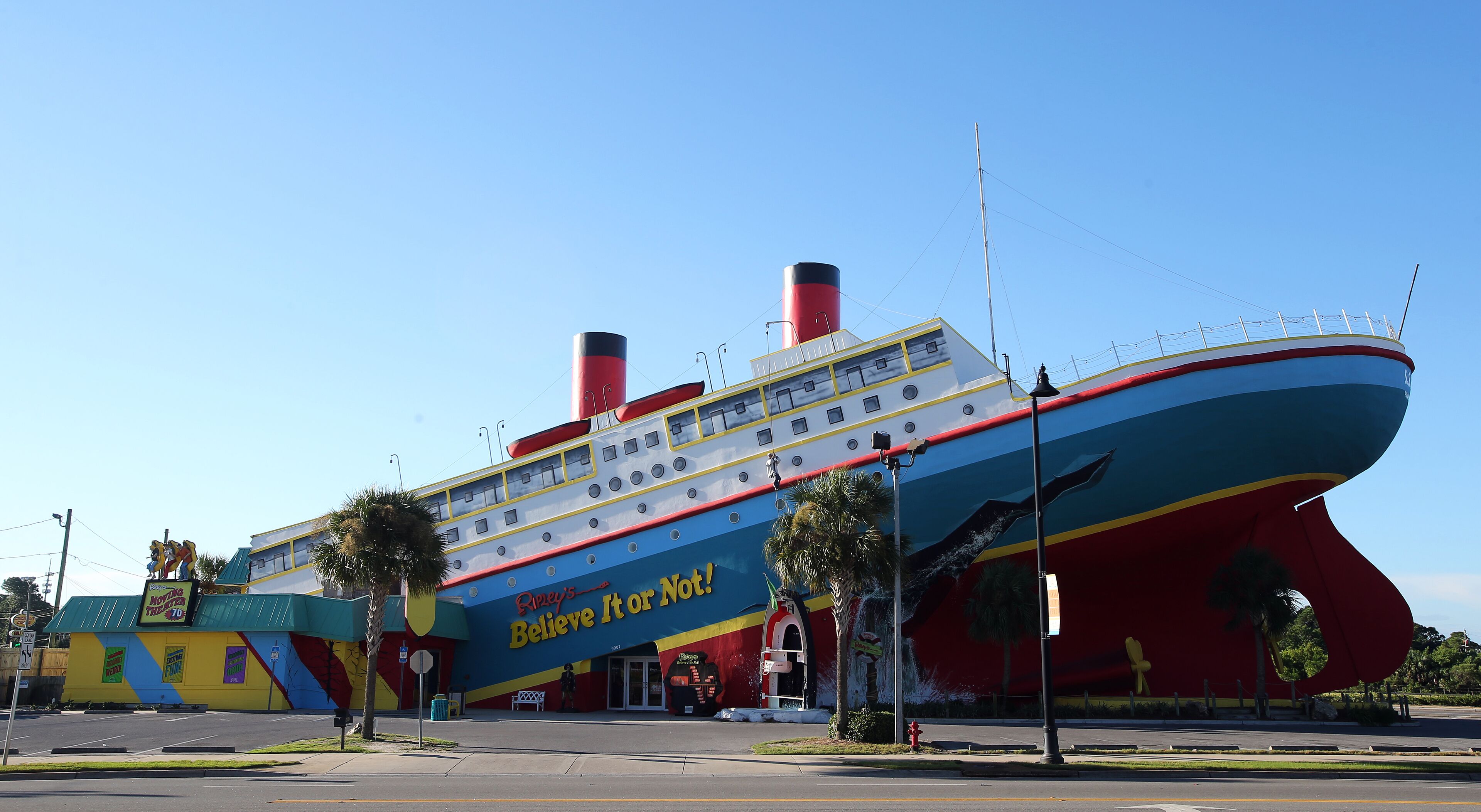 Un edificio grande y colorido con forma de barco, con el texto “Believe It or Not!” y un cartel de teatro.