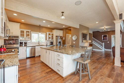 Luxury Lodge w/ Lake Access, Hot Tub & Games