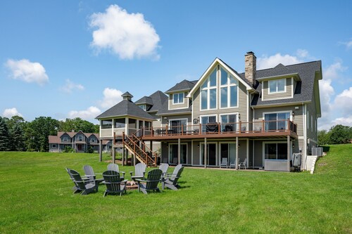 Luxury Lodge w/ Lake Access, Hot Tub & Games