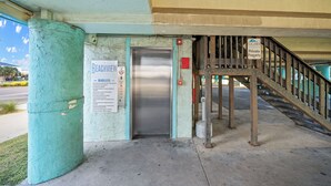 Entrada privada a una propiedad con una escalera metálica que conduce a un edificio.
