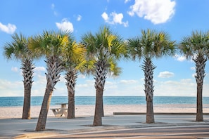 Beach - Gulf Shores Condo for Two | Walk-to-Beach Location (Gulf Shores)