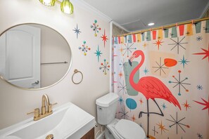 Shower, hair dryer, towels - Gulf Shores Condo for Two | Walk-to-Beach Location (Gulf Shores)