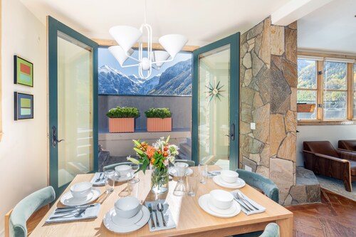 Experience "The RoofTop", a Super Cool Penthouse, Inspiring Views, Huge Deck!