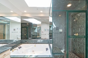 Combined shower/tub, jetted tub, hair dryer, towels