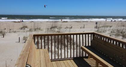 Upeat näkymät merelle, askel oikealle hiekalle matkalla, lemmikkieläinystävällinen