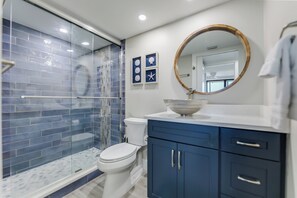 Douche, sèche-cheveux, serviettes fournies