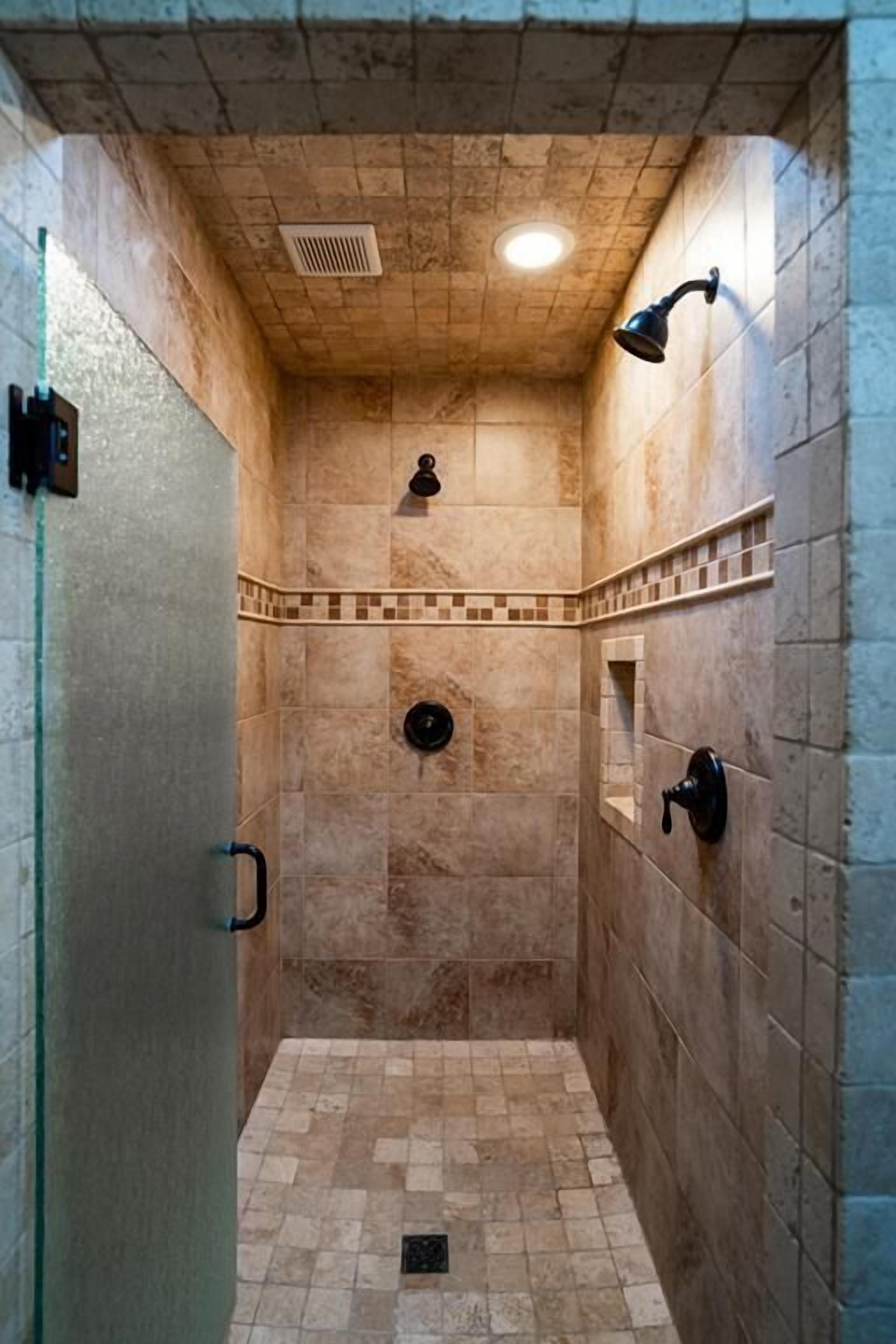 Combined shower/tub, hair dryer, towels