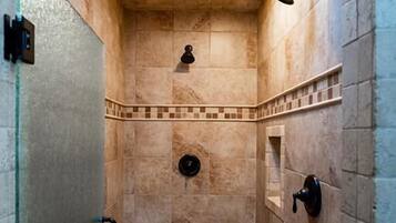 Combined shower/tub, hair dryer, towels