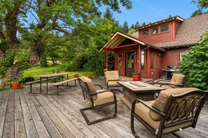 Outdoor dining - Sourdough Ranch Black Bear Cottage -Cozy Cottage Just 10 Minutes From Bozeman (Bozeman)