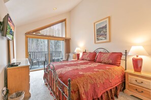 3 bedrooms, iron/ironing board, free internet, bed sheets