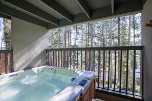 Outdoor spa tub - Chimney Ridge Sunflower Townhome: Walk to Lift, Private Hot Tub (Breckenridge)