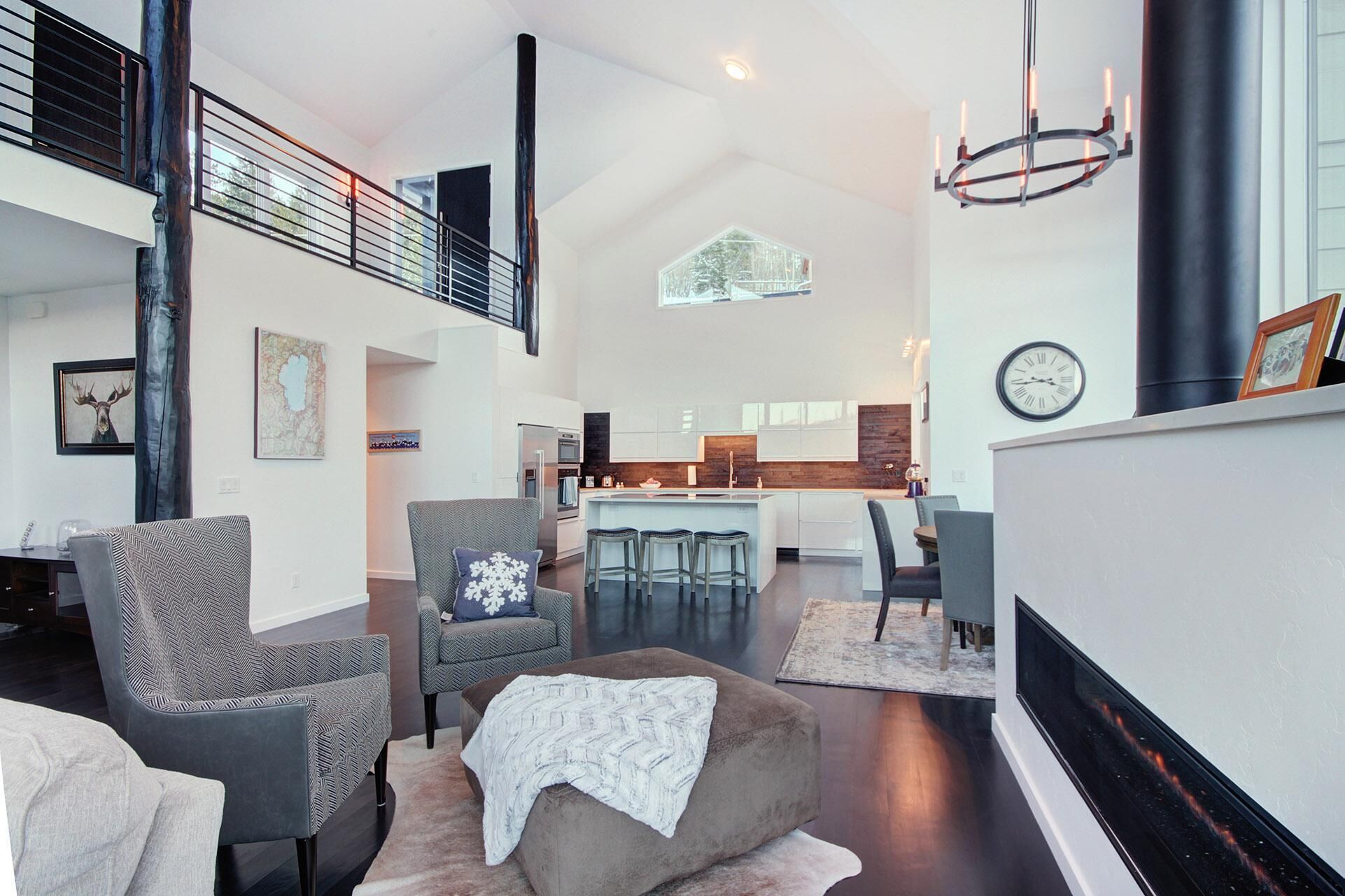 Mountain Majesty: 4-Bed Luxury Retreat with Panoramic Views & Hot Tub