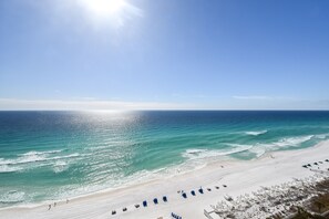 On the beach - Nautical Beachfront Condo w/ Updates Throughout in The Heart of Destin! 💙🌴🐬 (Destin)