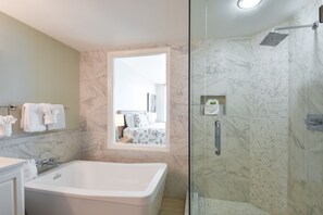Combined shower/tub, jetted tub, hair dryer, towels