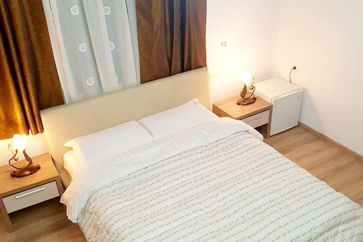 Basic dubbelrum - 1 queensize-säng | Minibar, extrasängar och gratis wi-fi
