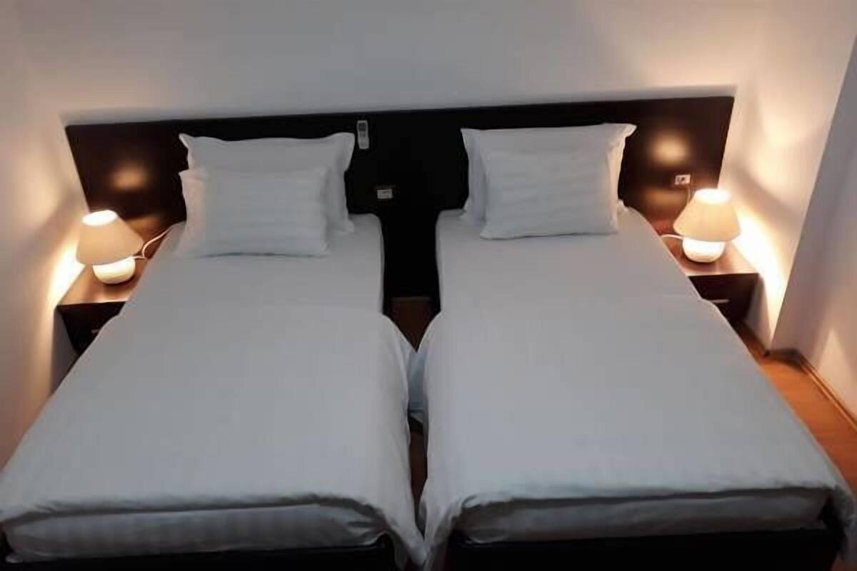 Basic tvåbäddsrum - 2 enkelsängar | Minibar, extrasängar och gratis wi-fi