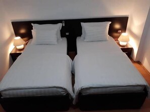 Basic Twin Room, 2 Single Beds - hotel ferrari (Tirana)