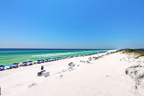 På stranden