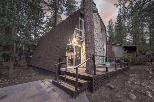 Viehättävä mökki, kävele rinteille, kylpylä- ja biljardipöytä, lemmikkiystävällinen! 