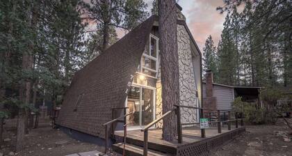Viehättävä mökki, kävele rinteille, kylpylä- ja biljardipöytä, lemmikkiystävällinen!