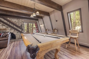Game room - Charming Cabin, Walk to the Slopes, Spa and Pool Table, Pet Friendly! (Big Bear Lake)
