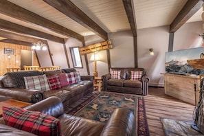 Smart TV, fireplace, DVD player, video library - Charming Cabin, Walk to the Slopes, Spa and Pool Table, Pet Friendly! (Big Bear Lake)