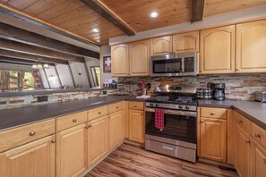 Fridge, microwave, oven, stovetop - Charming Cabin, Walk to the Slopes, Spa and Pool Table, Pet Friendly! (Big Bear Lake)