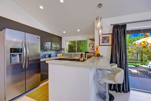 Fridge, microwave, oven, stovetop - Biltmore Regency - Hollywood Regency Glam Condo! (Palm Springs)