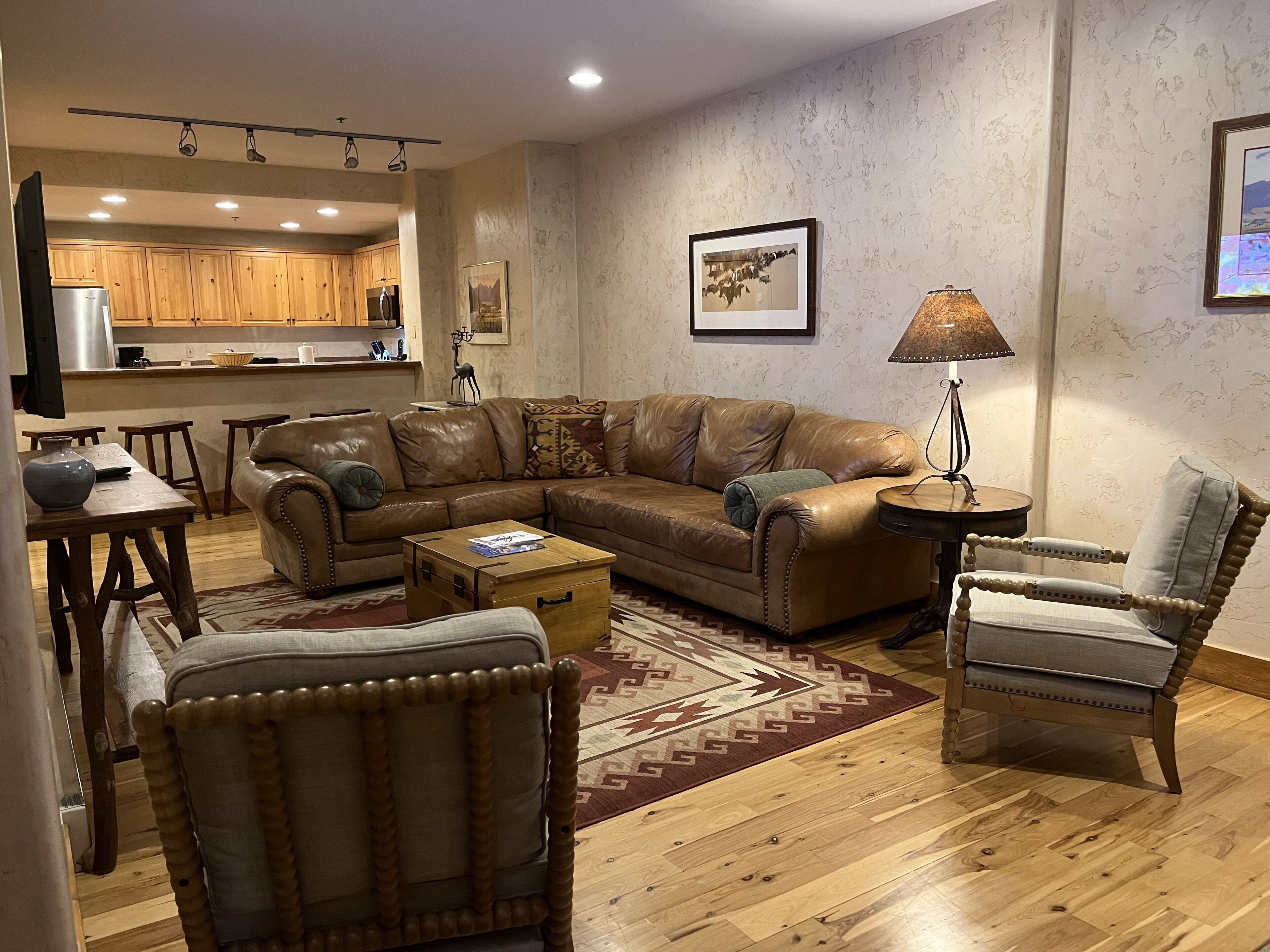 Wooded Family-Friendly 2-Bedroom Condo With Pool, Hot Tubs