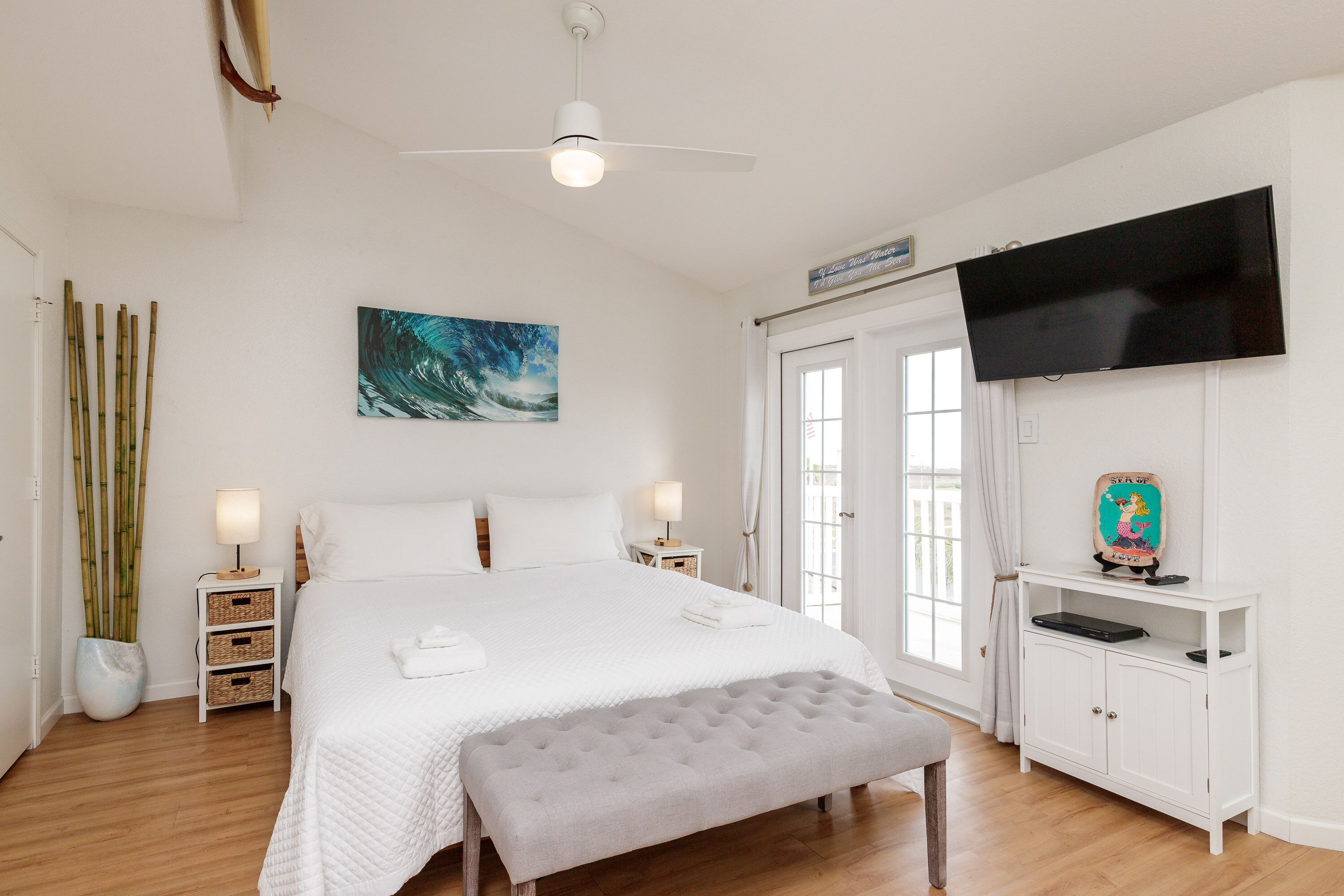 Tabla de planchar con plancha, wifi gratis y ropa de cama 