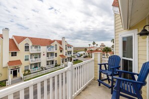 Terrace/patio - Cozy Pet-Friendly Studio with Balcony & Lake Views (Corpus Christi)