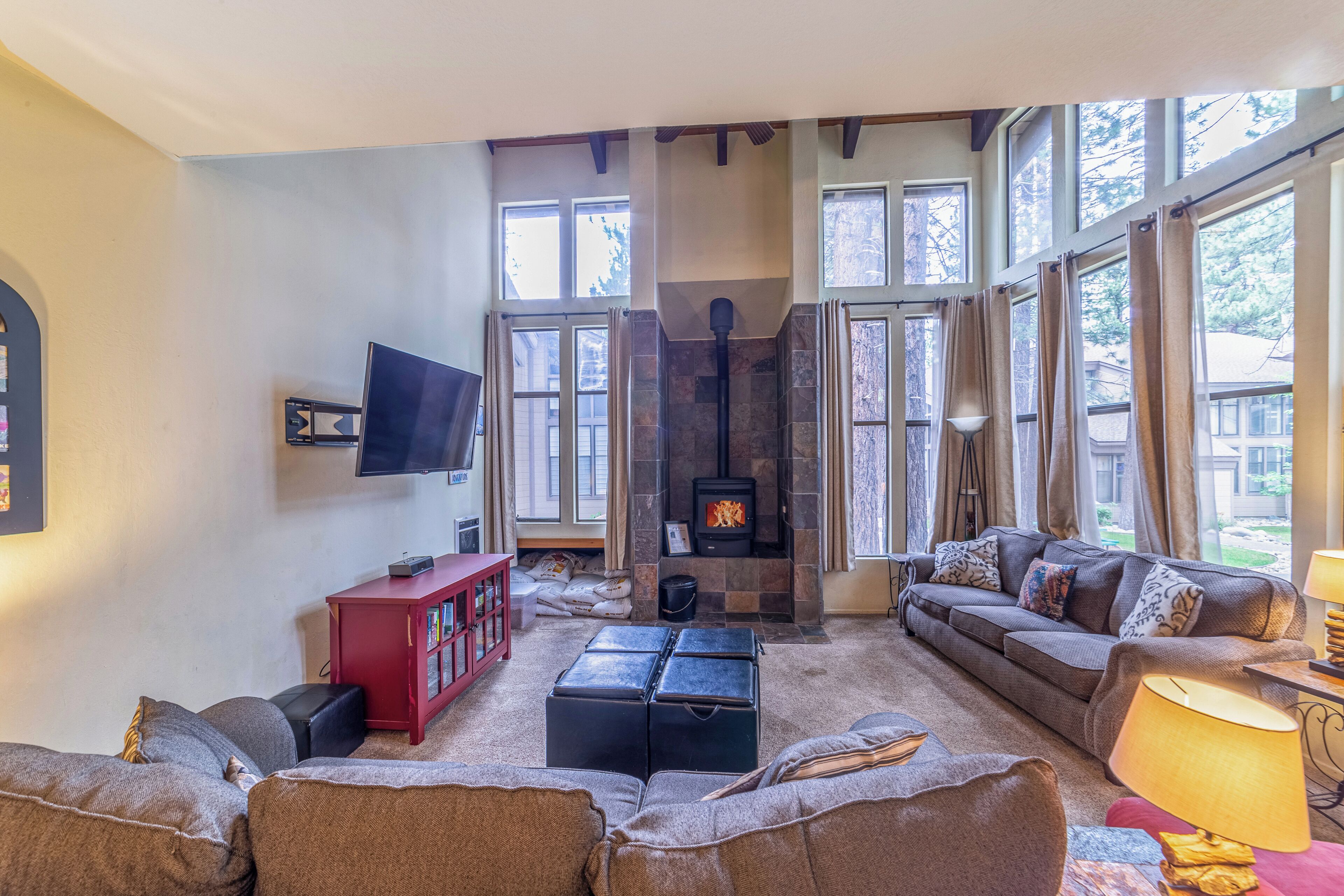 TV connectée, cheminée, jeux vidéo, table de tennis de table