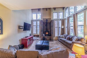 Een smart-tv, een open haard, videogames en een tafeltennistafel