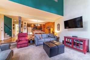 Een smart-tv, een open haard, videogames en een tafeltennistafel