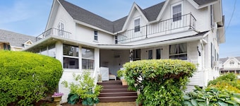 Historic Home with Gorgeous Antiques & Mondern Conveniences