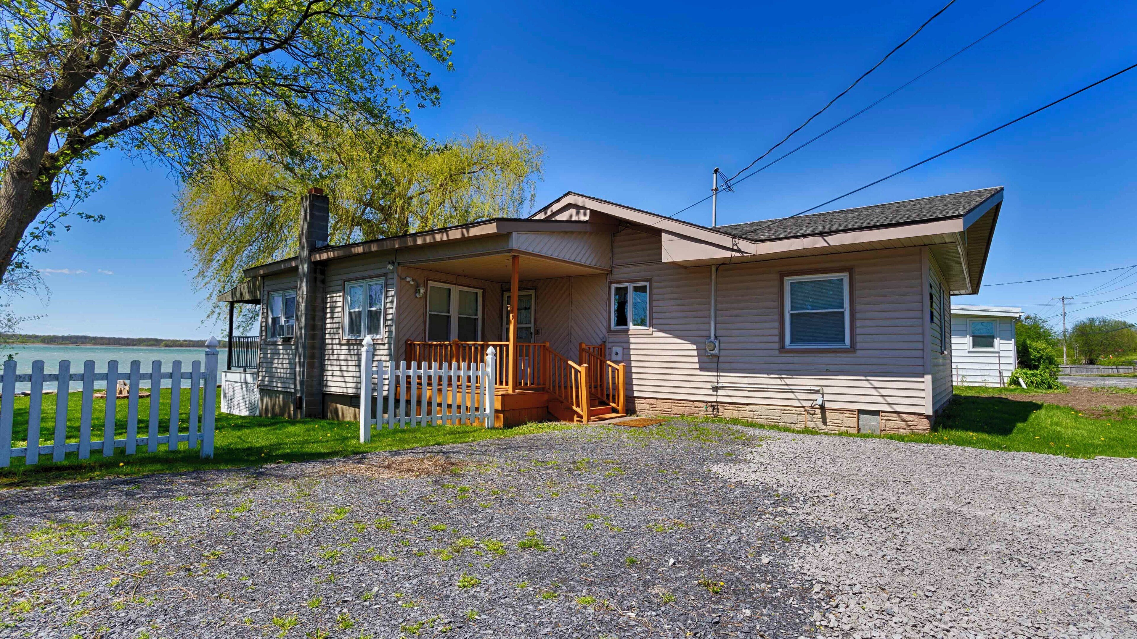 Sunset Bay:"A Quaint Bungalow by the Lake"