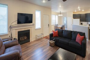 TV, fireplace - Dog-Friendly Duplex with Large Yard, and Great Location Next to WWU (College Place)