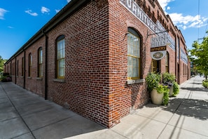 المنشأة من الخارج