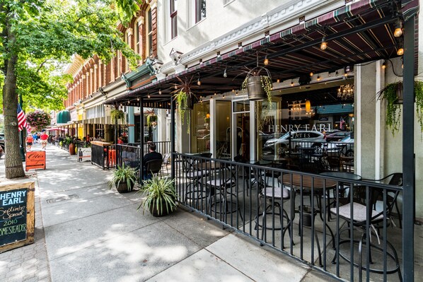 Outdoor dining - Dog-Friendly Duplex with Large Yard, and Great Location Next to WWU (College Place)