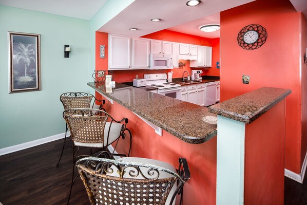 Fridge, microwave, oven, stovetop - Sea Oats 705/🌊Gulf Front/ 🏖️Beach Service (Fort Walton Beach)