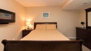 4 bedrooms, iron/ironing board, Internet, bed sheets