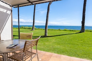 Outdoor dining - Ma'alaea Surf, Unit A1-2BR Ground Floor Beachfront Condo, AC, Wi-Fi, Kitchen (Kihei)