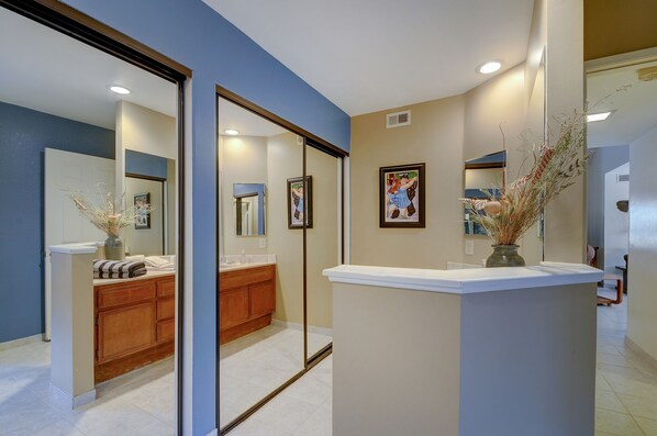 Spa - Spacious & modern condo surrounded by resort pools & hot tubs (Palm Springs)