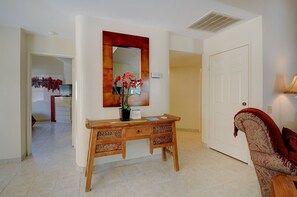 Interior - Spacious & modern condo surrounded by resort pools & hot tubs (Palm Springs)